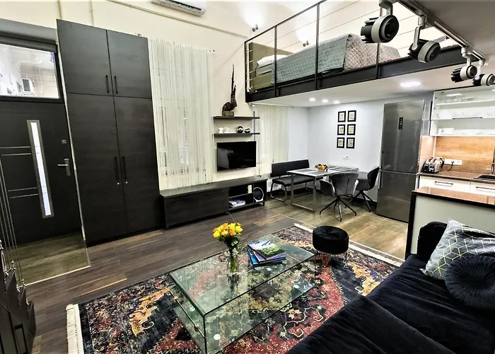 Goldcentral Art B6-private Terrace-steps From New York Cafe شقة