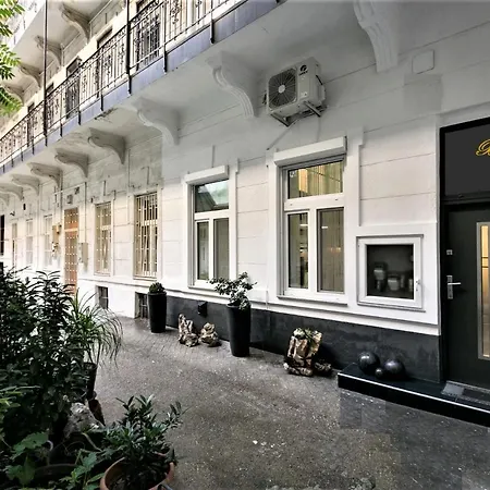 Appartamento Goldcentral Art B6-private Terrace-steps From New York Cafe *