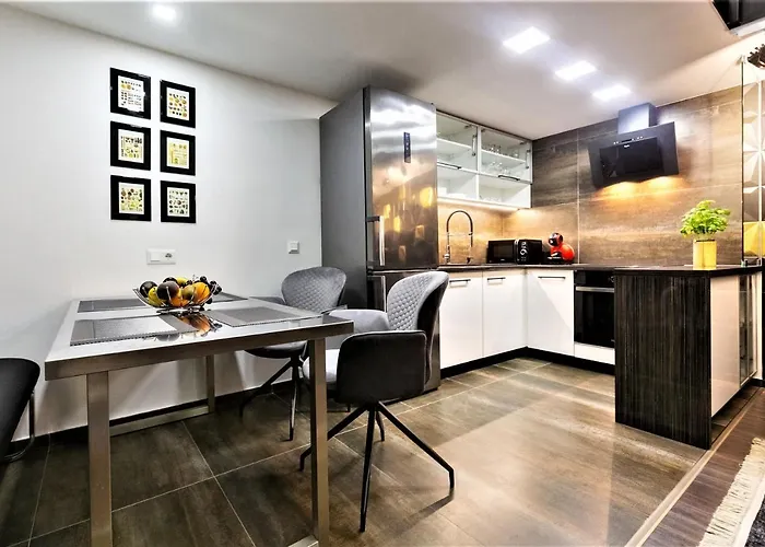 Goldcentral Art B6-private Terrace-steps From New York Cafe * Budapest