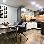 Goldcentral Art B6-private Terrace-steps From New York Cafe * Budapest